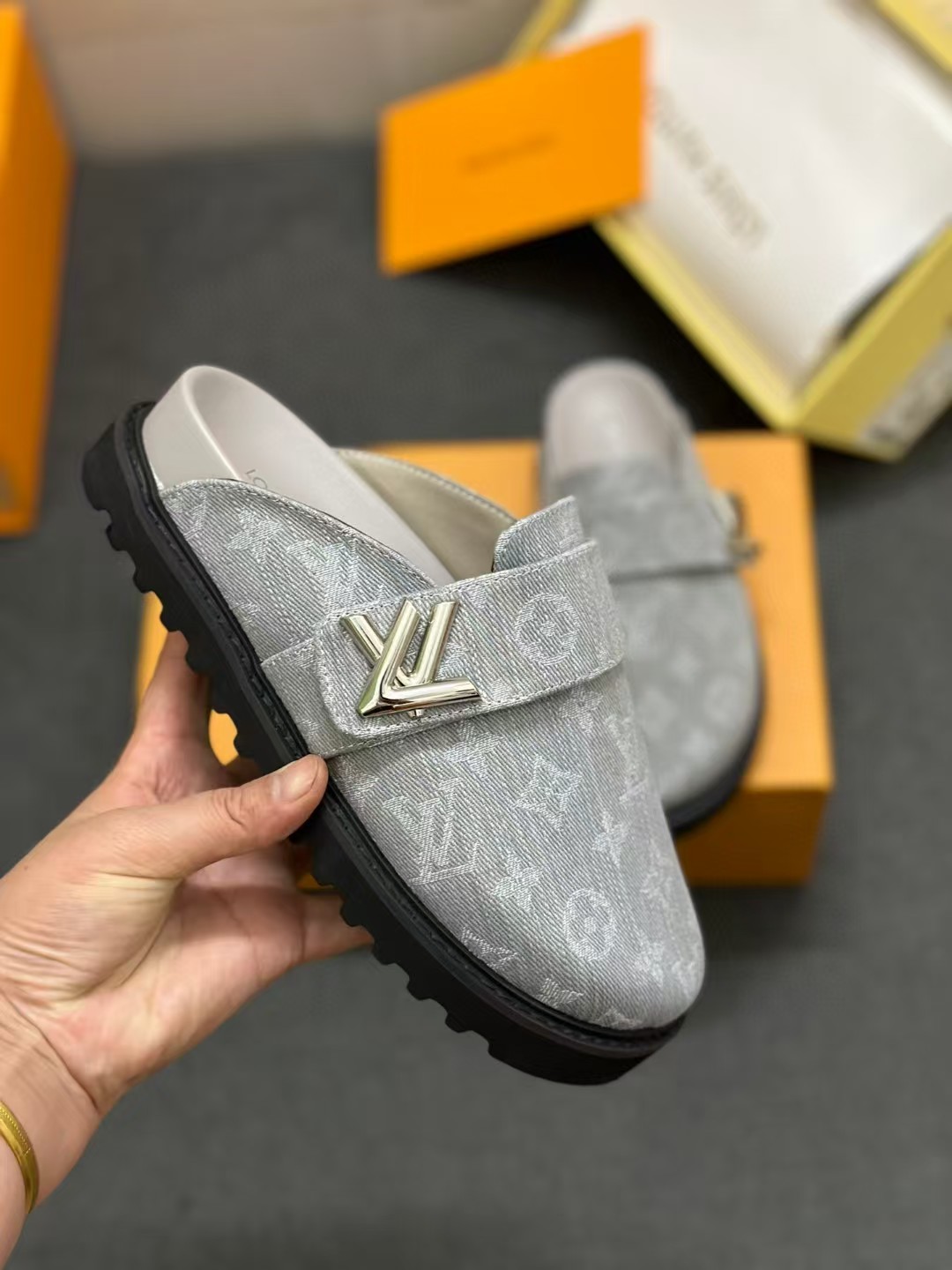 LV Slippers(AAA)-090