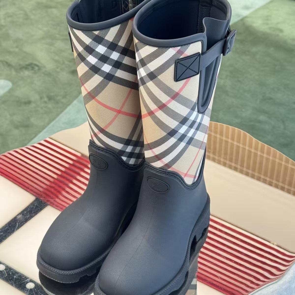 Burberry Shoes(Women)-001
